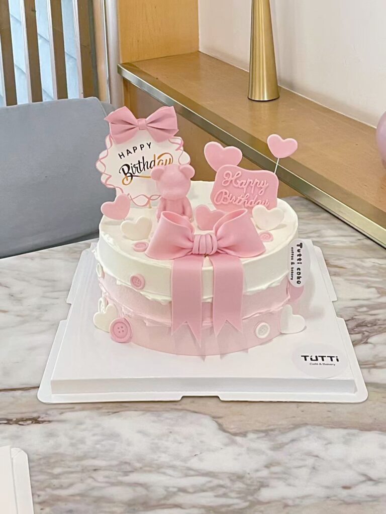 粉色蝴蝶结小熊生日蛋糕
