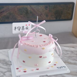 粉色蝴蝶结碎花生日蛋糕