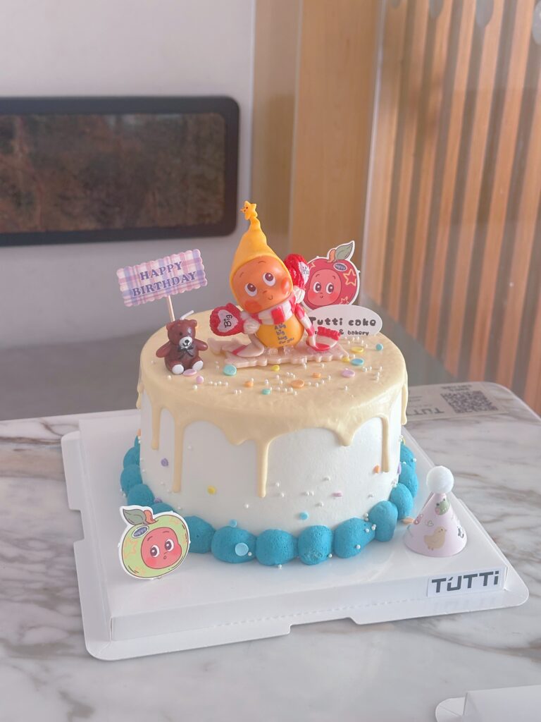 蓝色奶油派对生日蛋糕