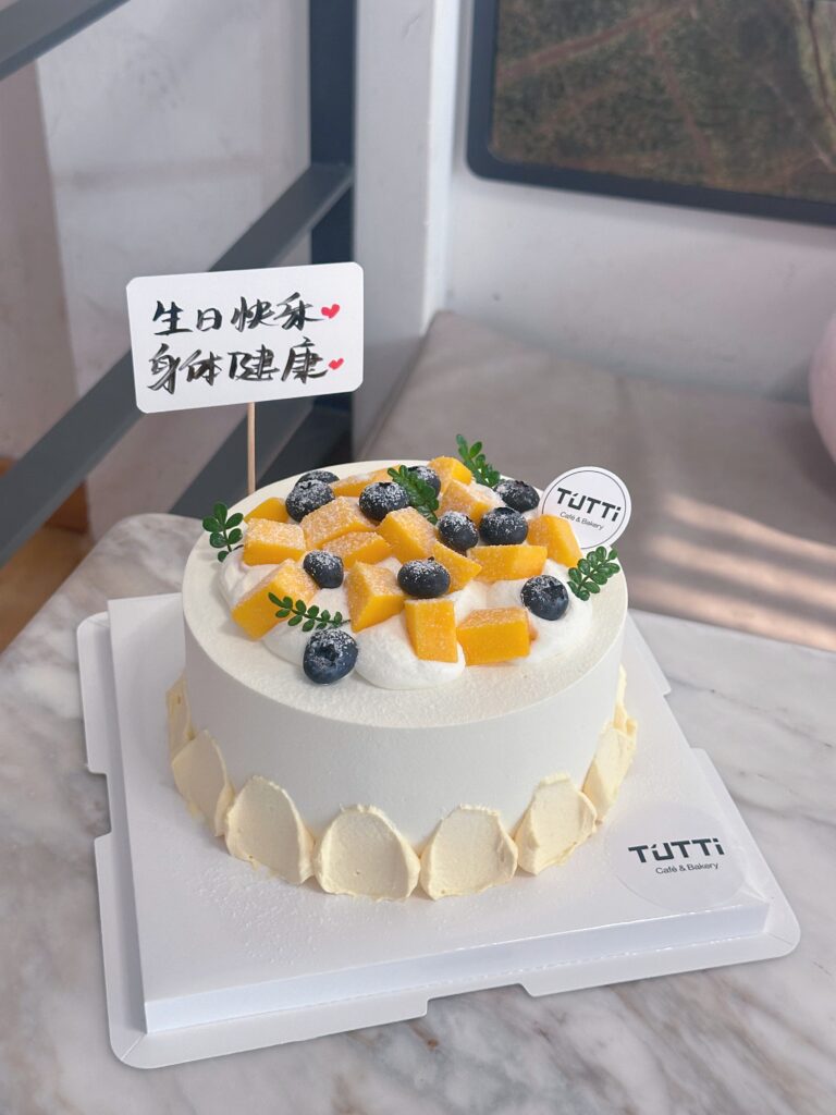 芒果蓝莓奶油蛋糕