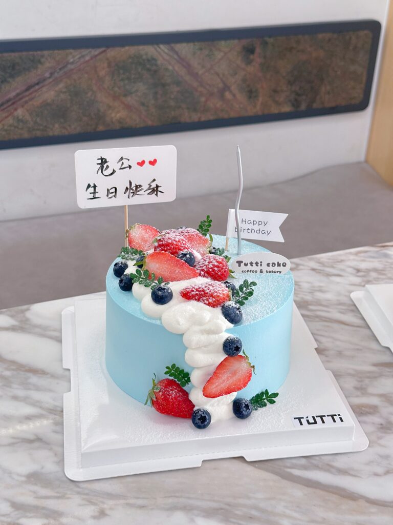 蓝莓草莓鲜果蛋糕