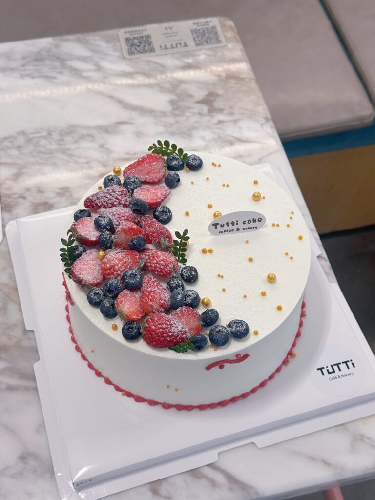 草莓爱心生日蛋糕