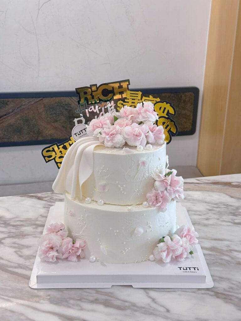 白色花艺双层蛋糕