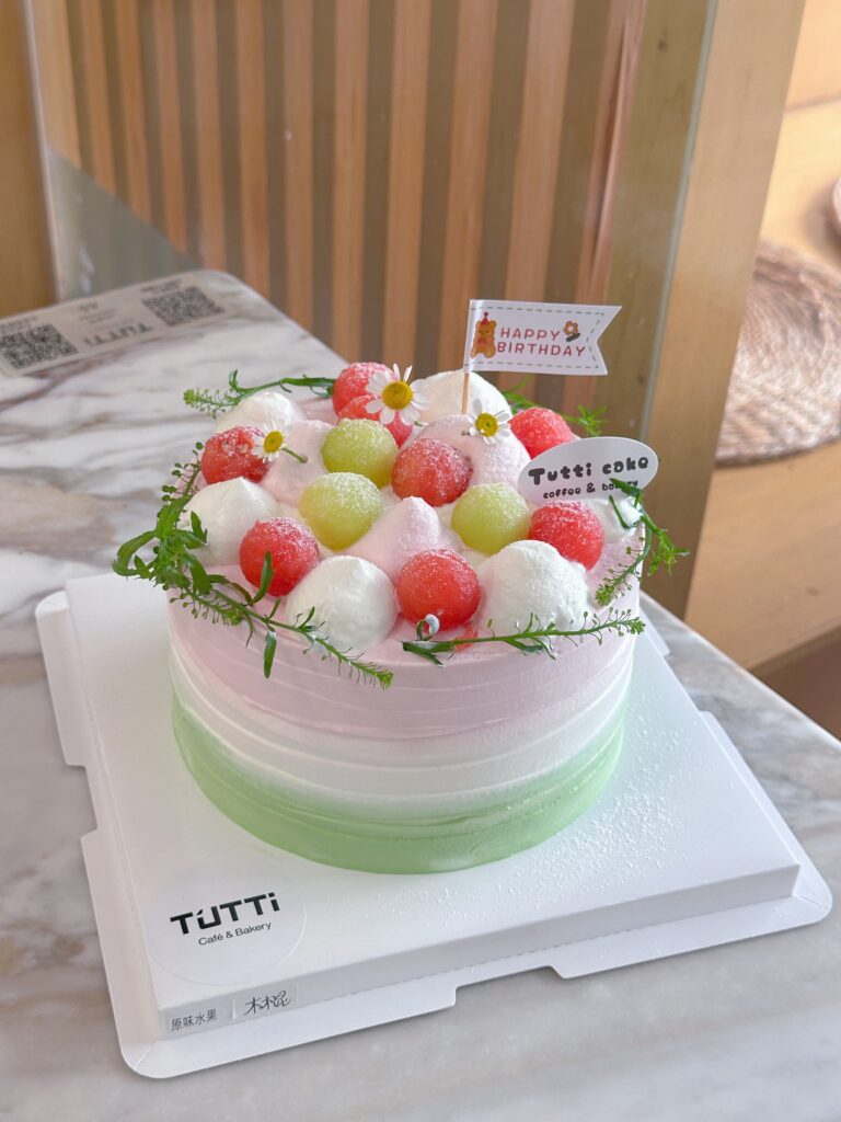 绿色水果奶油蛋糕