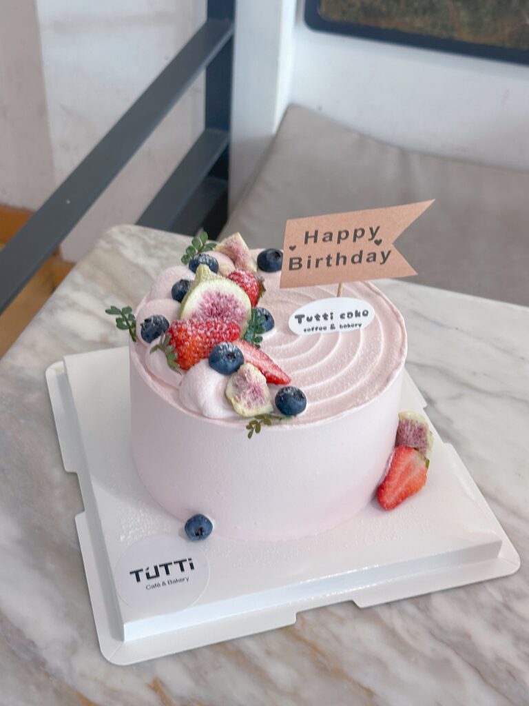 粉莓丝带生日蛋糕