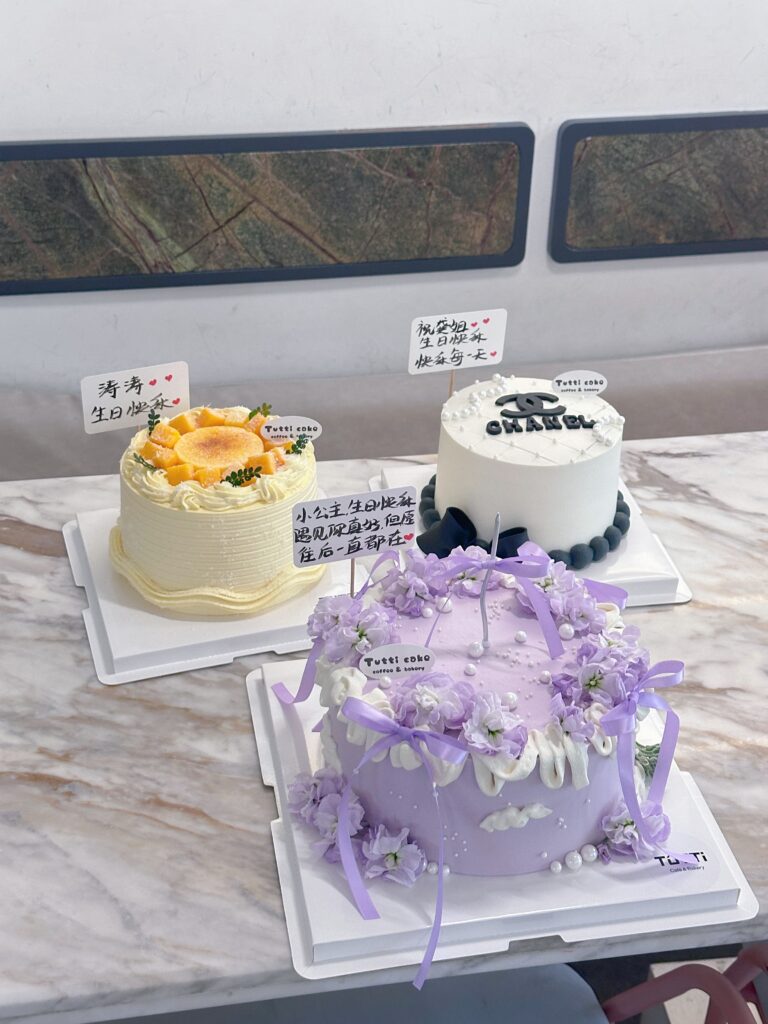 紫色花艺奶油蛋糕