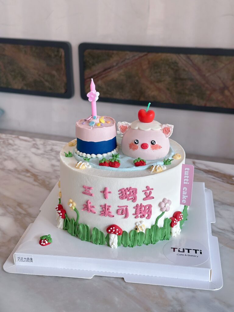 双层小猪庆生蛋糕