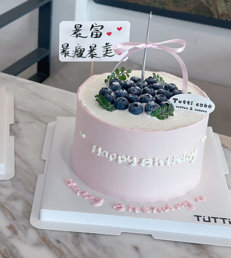 蓝莓蝴蝶结奶油蛋糕