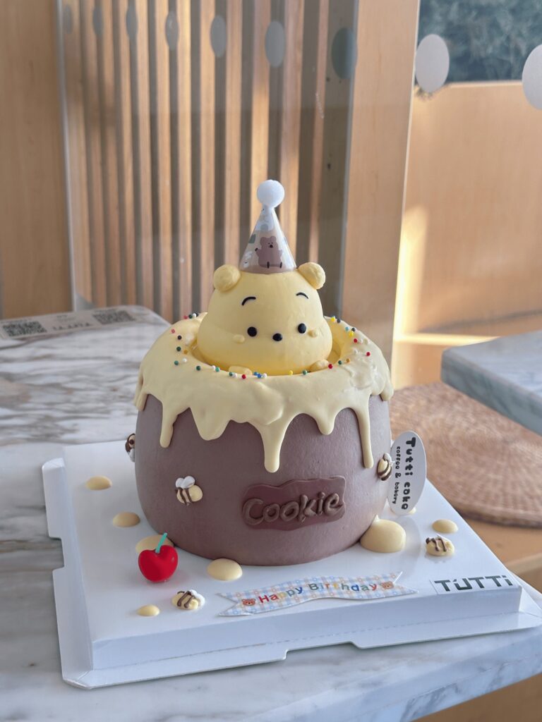 巧克力滴落生日蛋糕