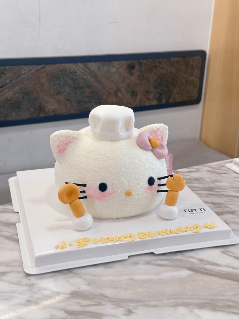 白色凯蒂猫蛋糕