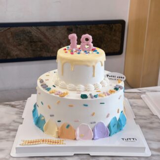 蓝色双层生日蛋糕