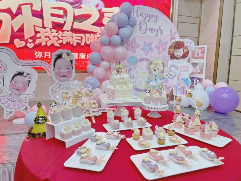 粉色周岁甜品台