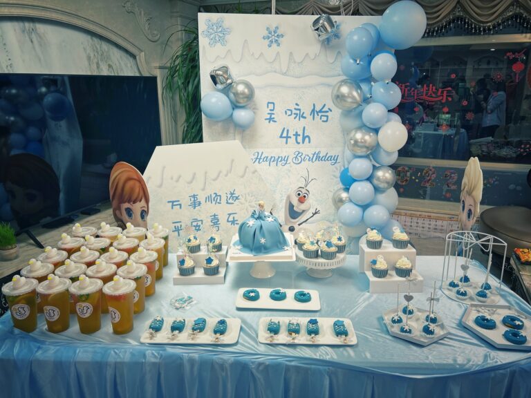 蓝色四岁生日甜品台
