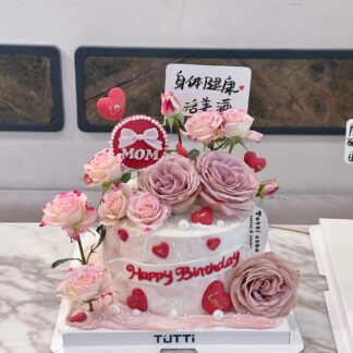 粉色爱心生日蛋糕