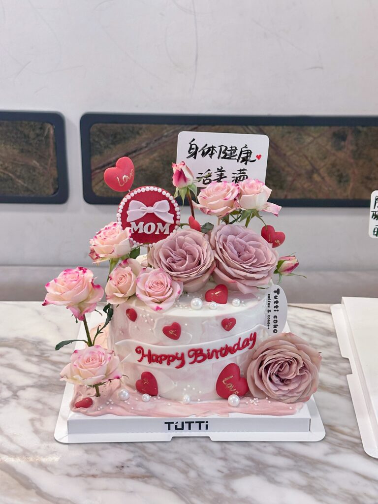粉色爱心生日蛋糕