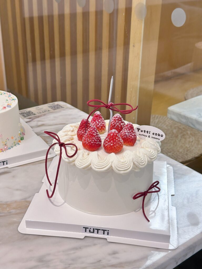 草莓蝴蝶结奶油蛋糕