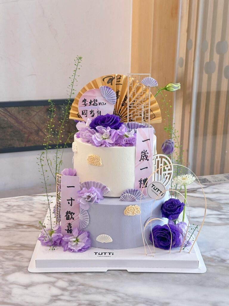 紫色花艺双层生日蛋糕
