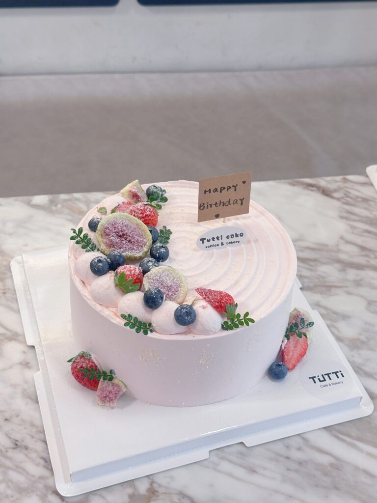 莓果花环生日蛋糕