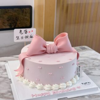 粉色蝴蝶结生日蛋糕