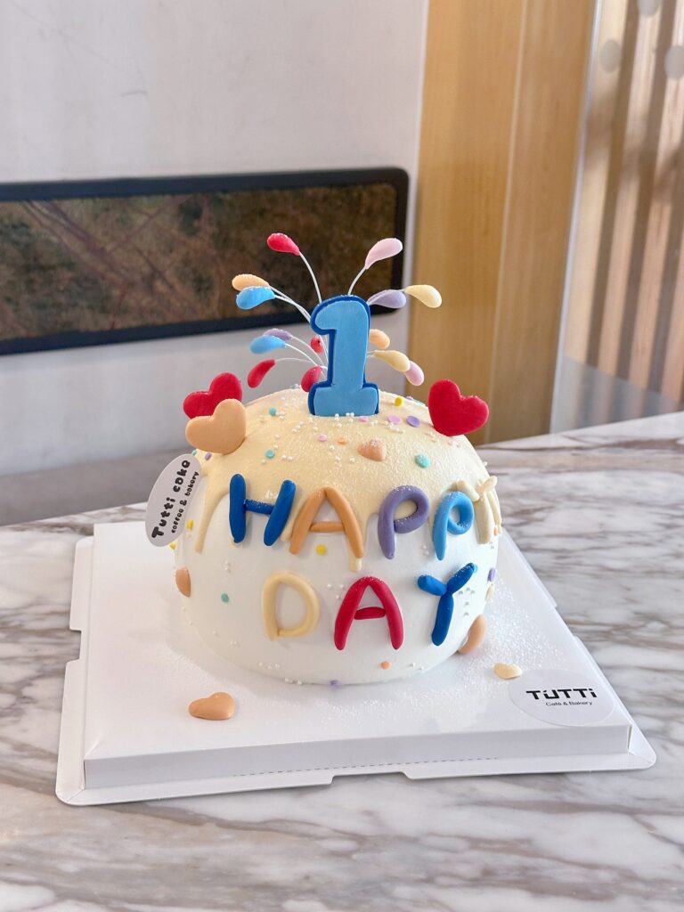 彩色字母生日蛋糕
