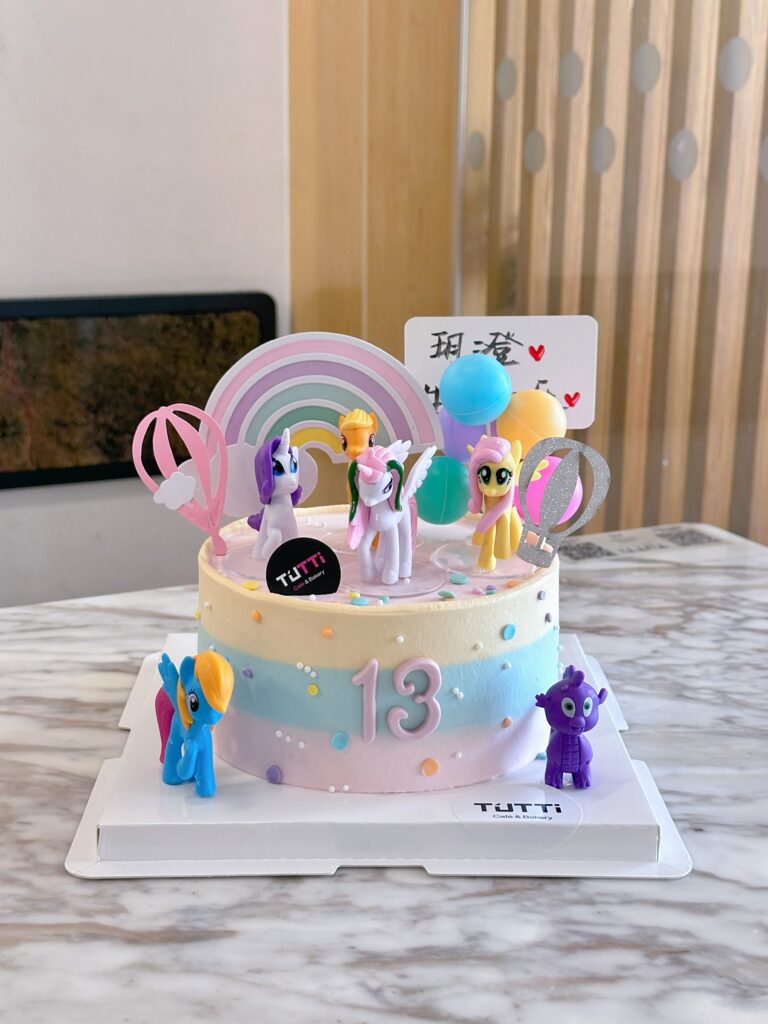 彩虹玩偶生日蛋糕