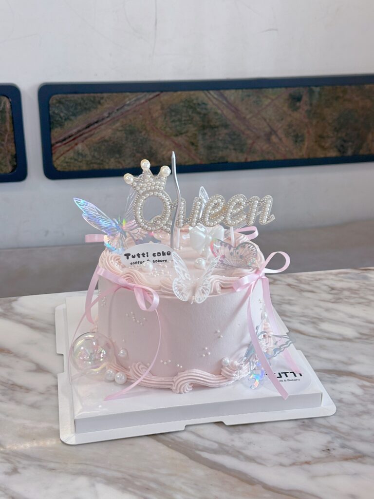 银白皇冠生日蛋糕
