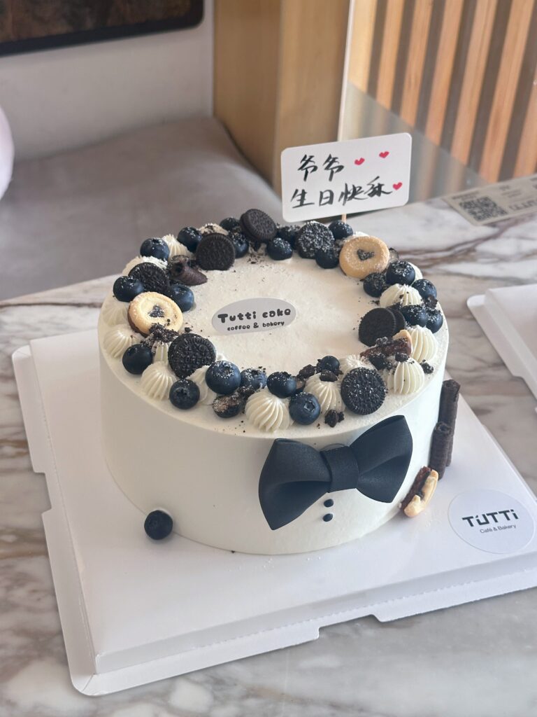 蓝莓蝴蝶结奶油新款蛋糕