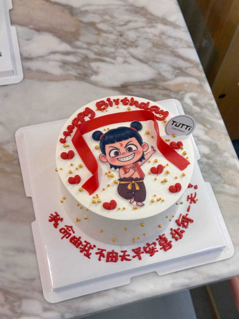 红色卡通手绘蛋糕