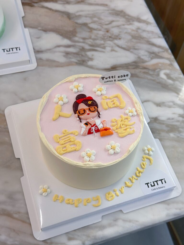 女孩手绘祝福蛋糕