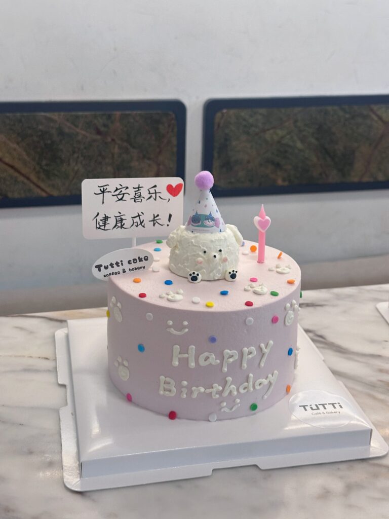 灰色简约生日蛋糕