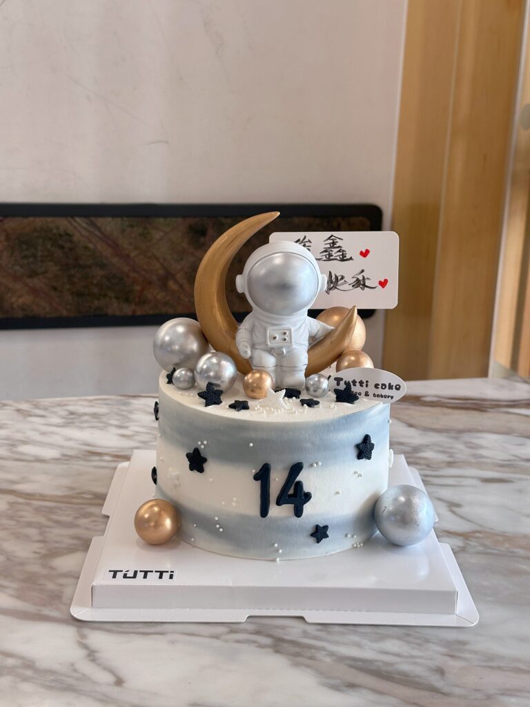 宇航员数字生日蛋糕