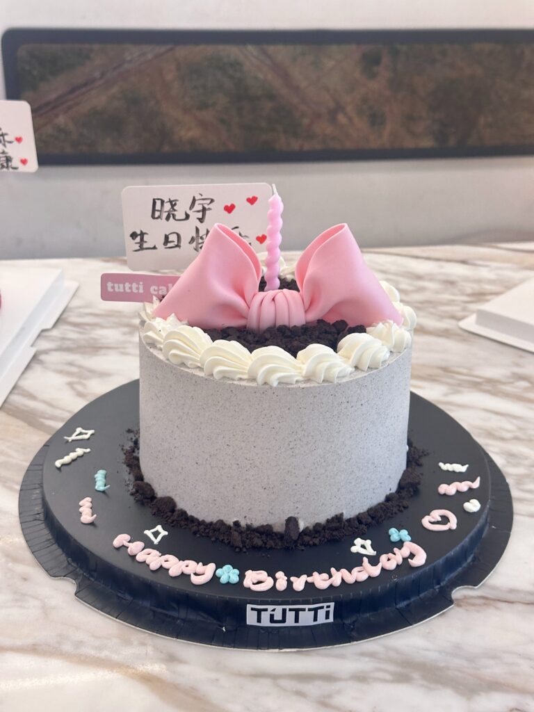 黑色底盘蝴蝶结蛋糕
