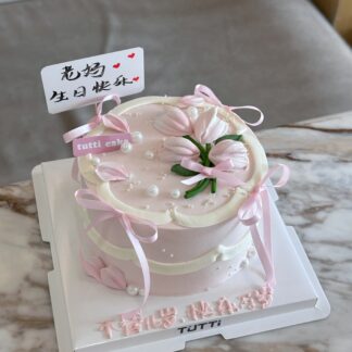 粉色百合花奶油蛋糕
