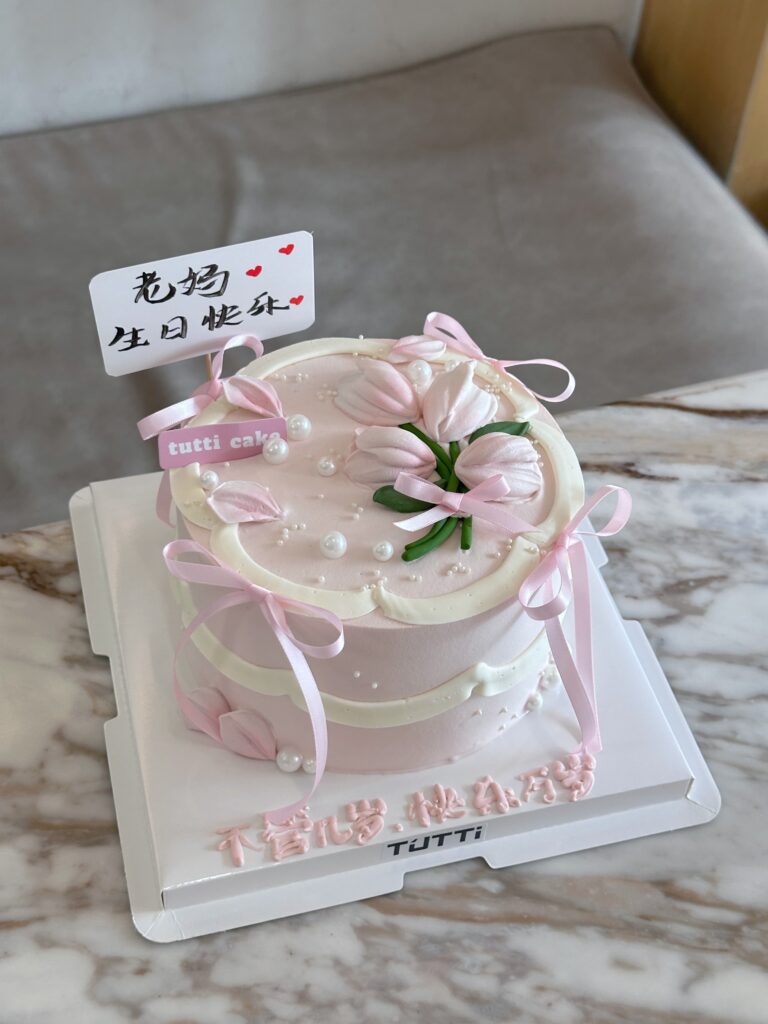 粉色百合花奶油蛋糕